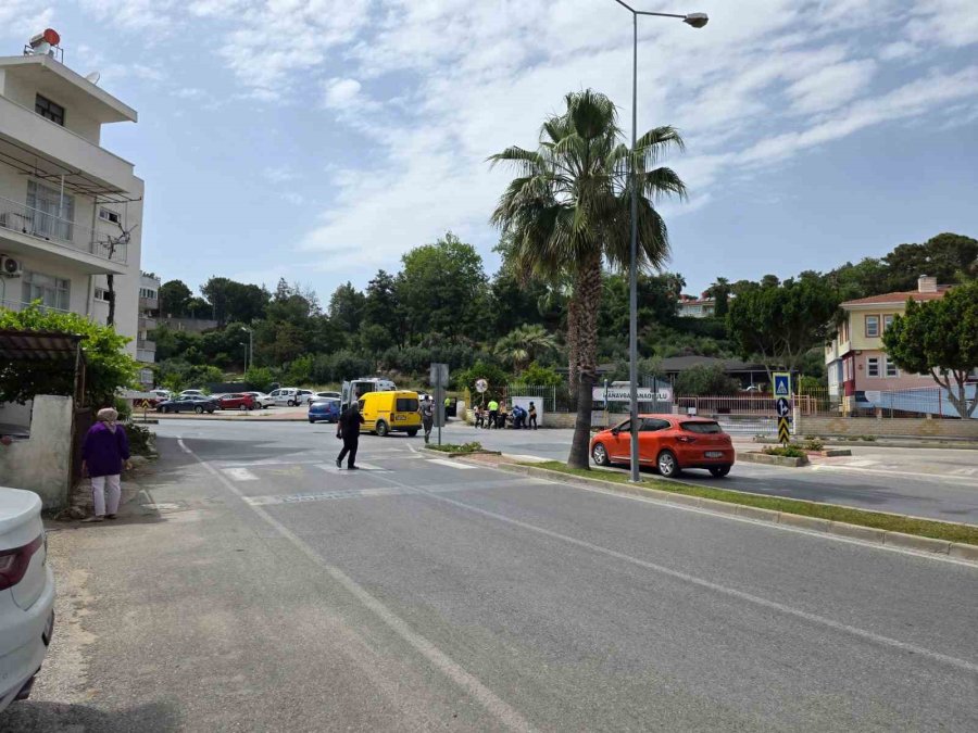 Kamyonete Çarpmamak İçin Motosikleti Devirdi, Kaskı Hayatını Kurtardı