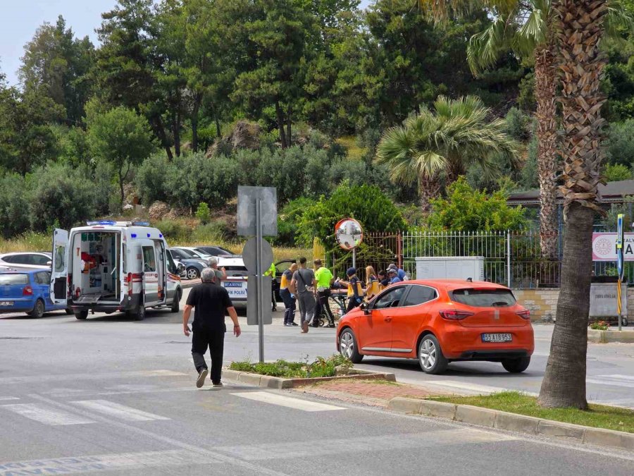 Kamyonete Çarpmamak İçin Motosikleti Devirdi, Kaskı Hayatını Kurtardı