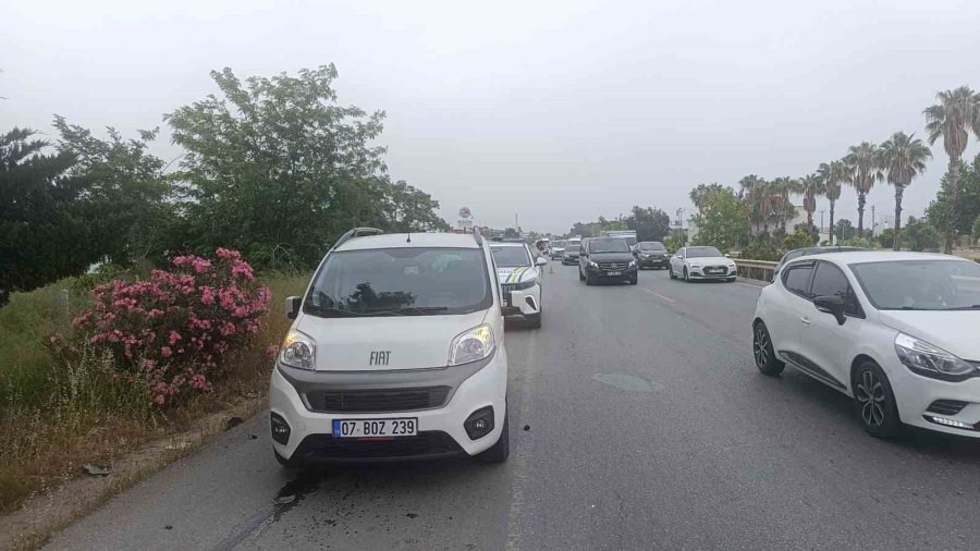 Antalya’da Emniyet Şeridinde Duran Araca Motosiklet Çarptı: 1 Ağır Yaralı