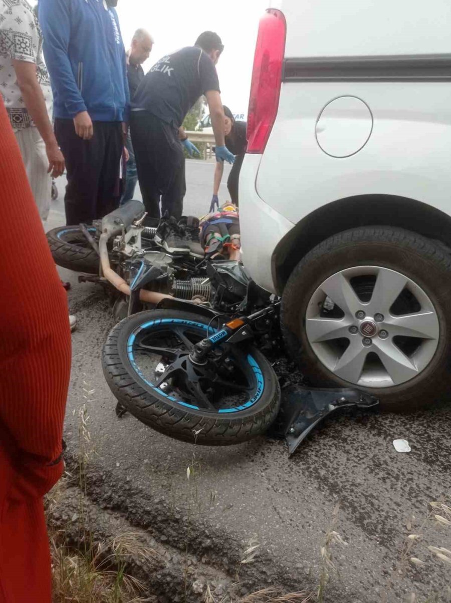 Antalya’da Emniyet Şeridinde Duran Araca Motosiklet Çarptı: 1 Ağır Yaralı
