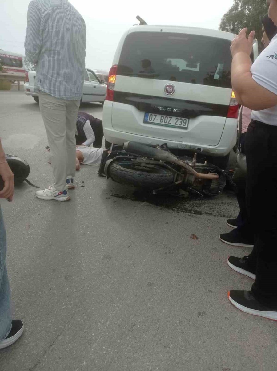 Antalya’da Emniyet Şeridinde Duran Araca Motosiklet Çarptı: 1 Ağır Yaralı