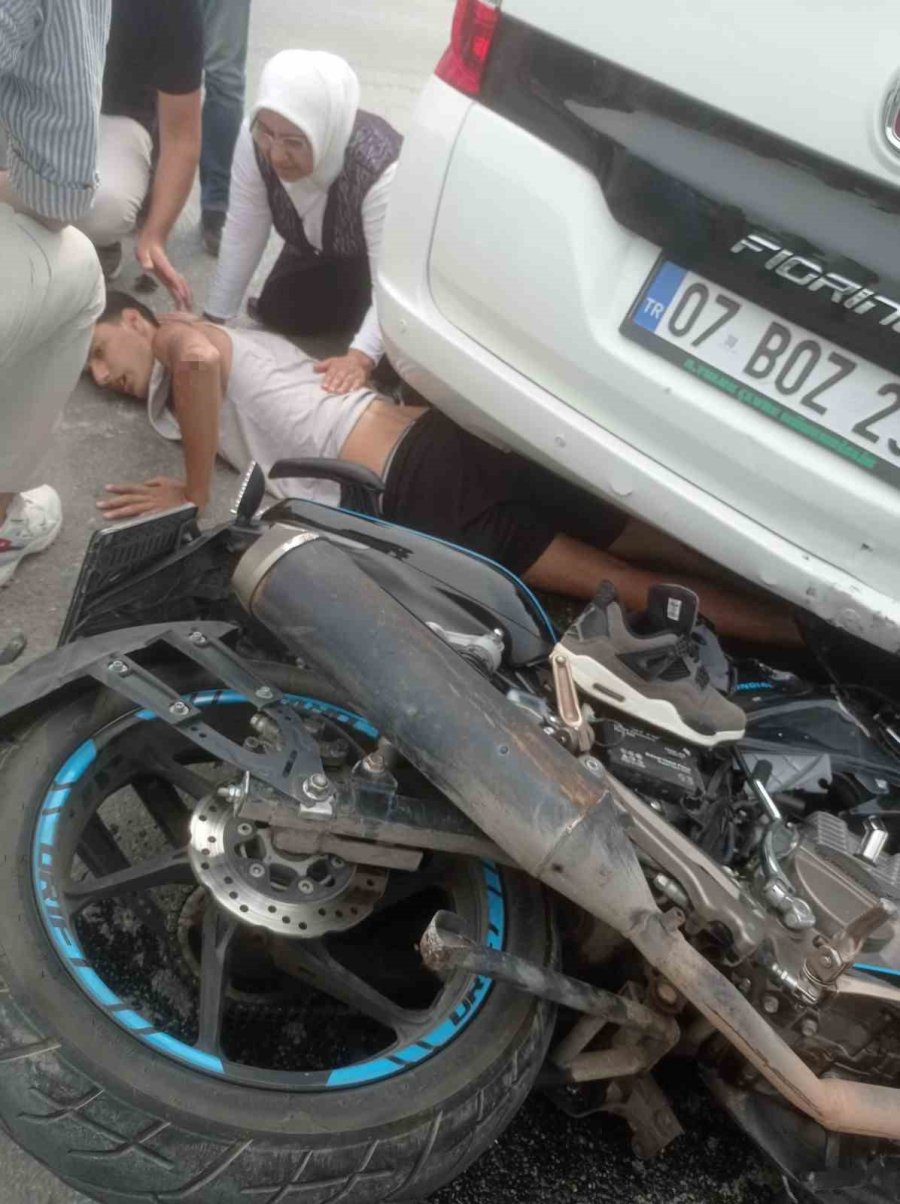 Antalya’da Emniyet Şeridinde Duran Araca Motosiklet Çarptı: 1 Ağır Yaralı