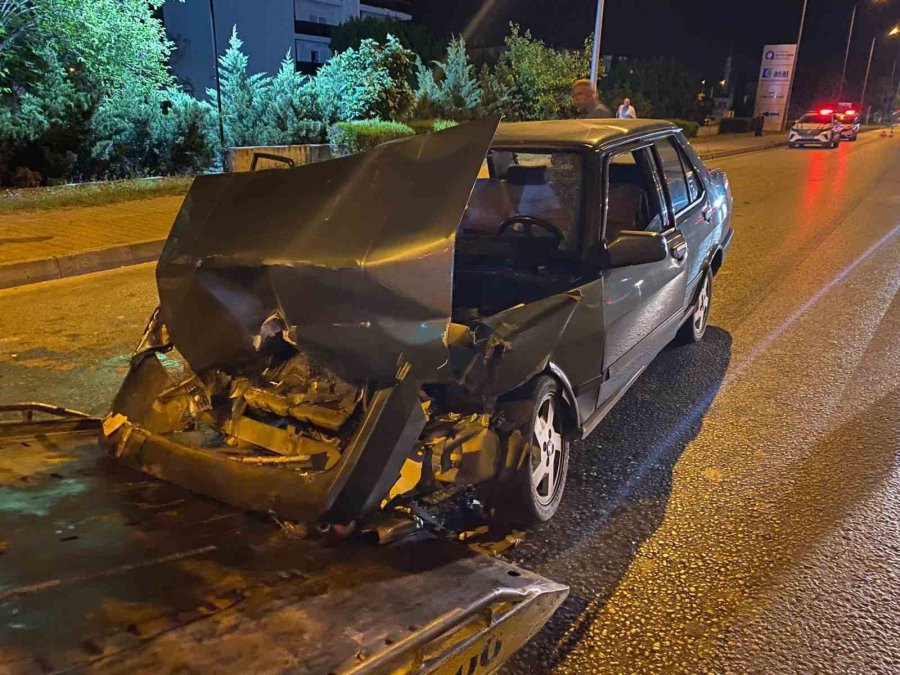 Tırla Çarpışan Tofaş Hurdaya Döndü: 2 Yaralı