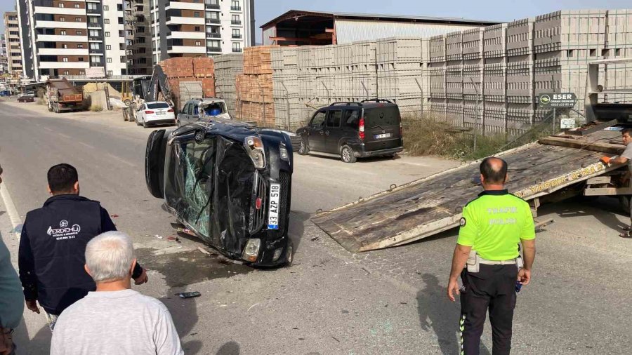 Otomobil Refüje Çarpıp, İki Araca Vurup Ters Döndü