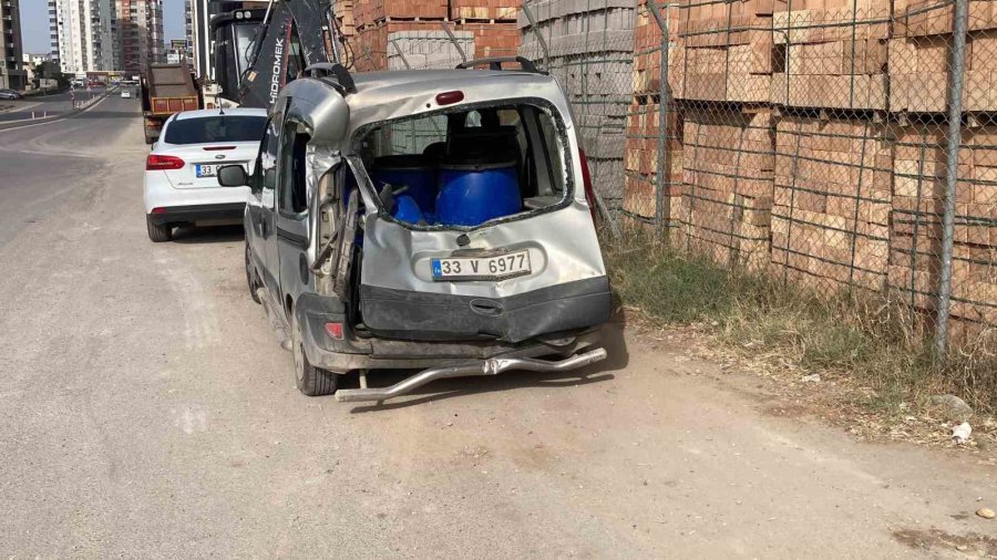 Otomobil Refüje Çarpıp, İki Araca Vurup Ters Döndü