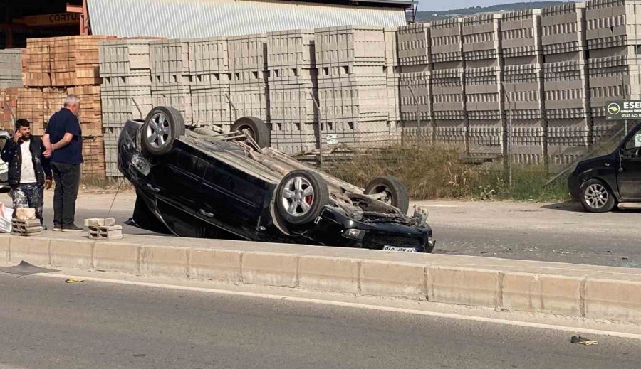 Otomobil Refüje Çarpıp, İki Araca Vurup Ters Döndü