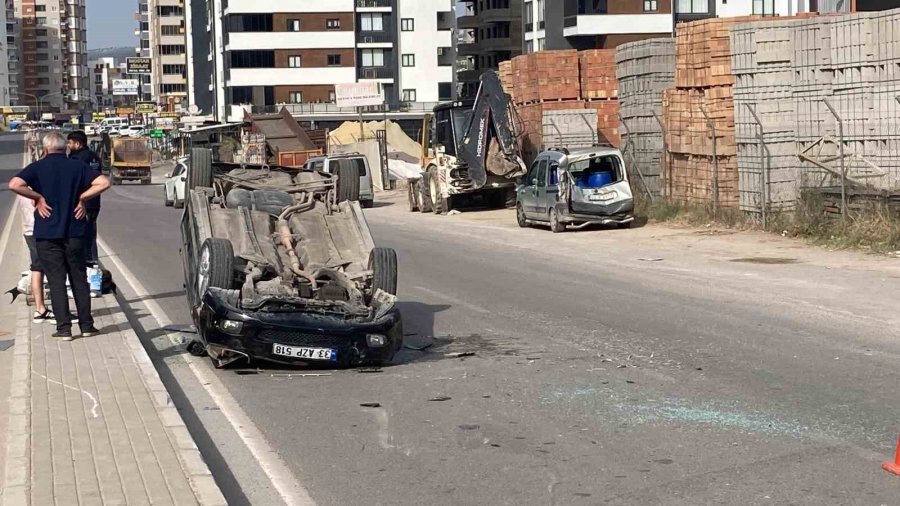 Otomobil Refüje Çarpıp, İki Araca Vurup Ters Döndü