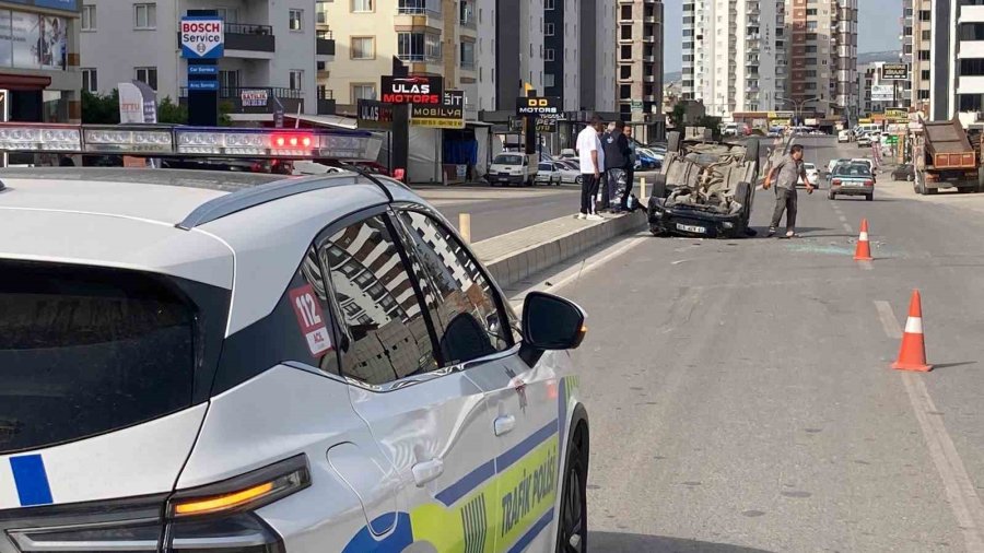 Otomobil Refüje Çarpıp, İki Araca Vurup Ters Döndü