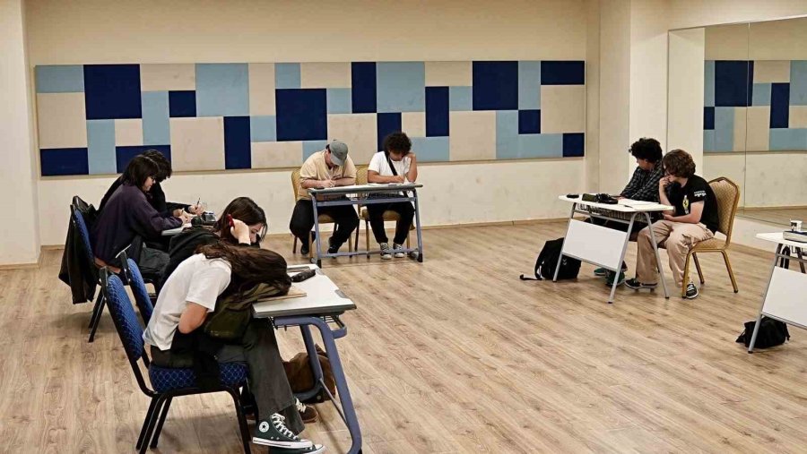 Kepez’de Gençler Münazara Turnuvasında Buluştu