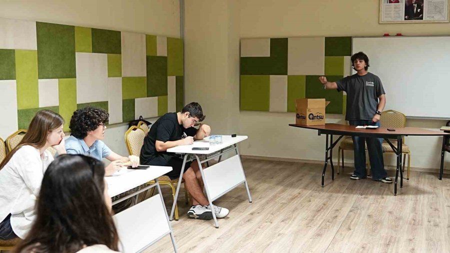Kepez’de Gençler Münazara Turnuvasında Buluştu
