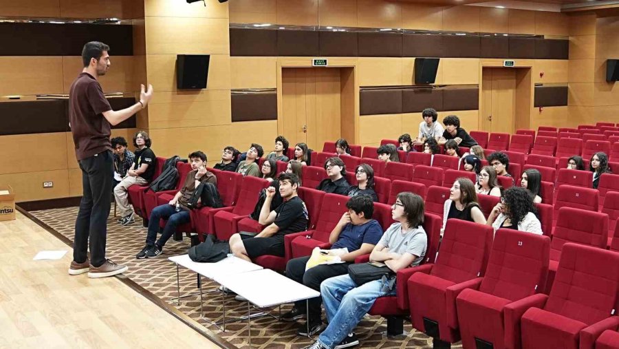 Kepez’de Gençler Münazara Turnuvasında Buluştu