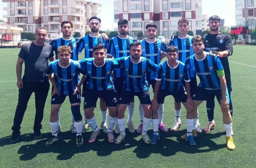 Kafileyi Taşıyan Otobüsün Lastiği Patladı, Futbolcular Taksiyle Maça Yetiştirildi