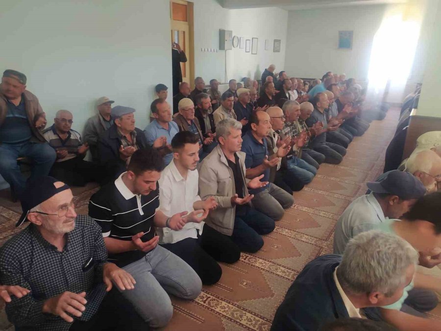 Beyşehir’de Çiftçiler Yağmur Duasına Çıktı