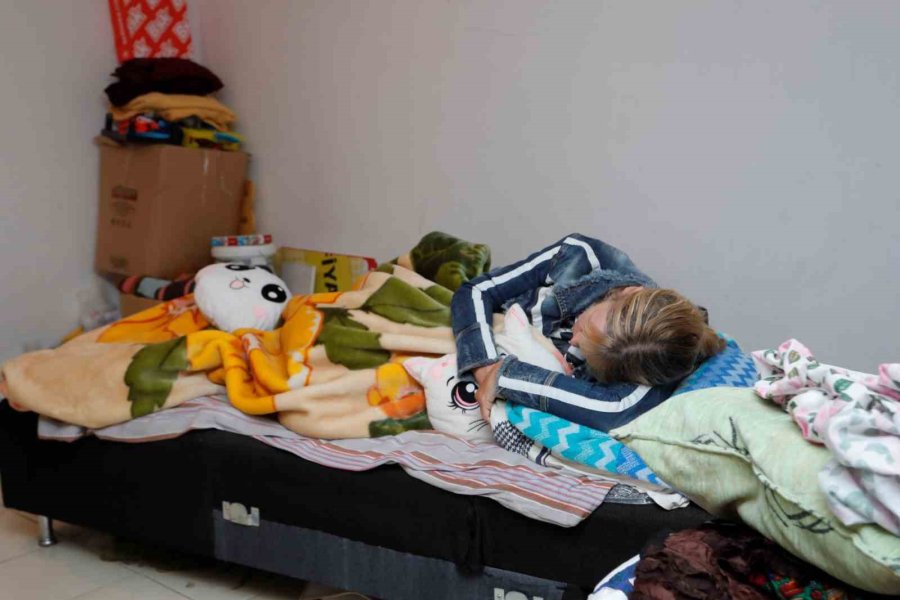 Rus Öğretmen Antalya’da Varlık İçinde Yokluk Yaşıyor