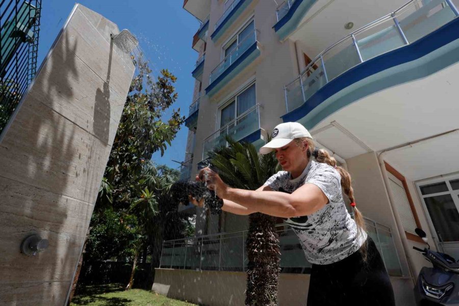 Rus Öğretmen Antalya’da Varlık İçinde Yokluk Yaşıyor