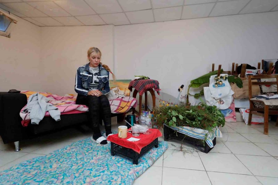 Rus Öğretmen Antalya’da Varlık İçinde Yokluk Yaşıyor