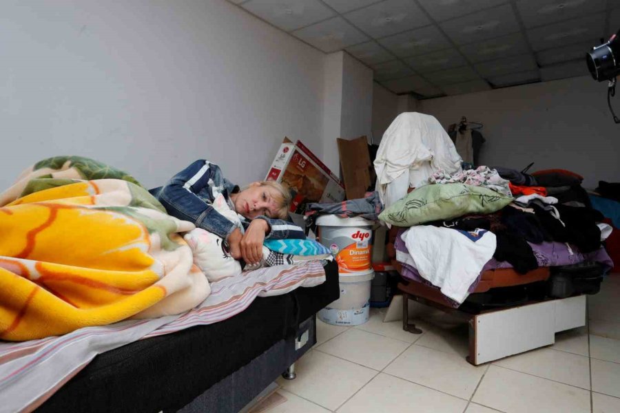 Rus Öğretmen Antalya’da Varlık İçinde Yokluk Yaşıyor