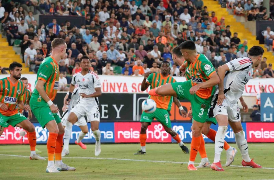Trendyol Süper Lig: Alanyaspor: 1 - Beşiktaş:0 (ilk Yarı)