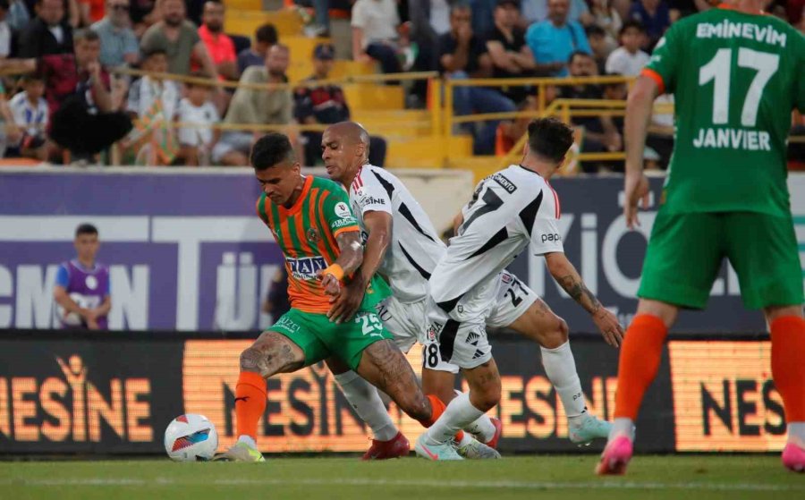 Trendyol Süper Lig: Alanyaspor: 1 - Beşiktaş:0 (ilk Yarı)
