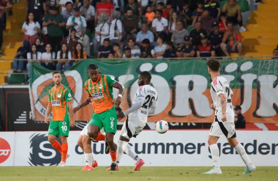 Trendyol Süper Lig: Alanyaspor: 1 - Beşiktaş:0 (ilk Yarı)