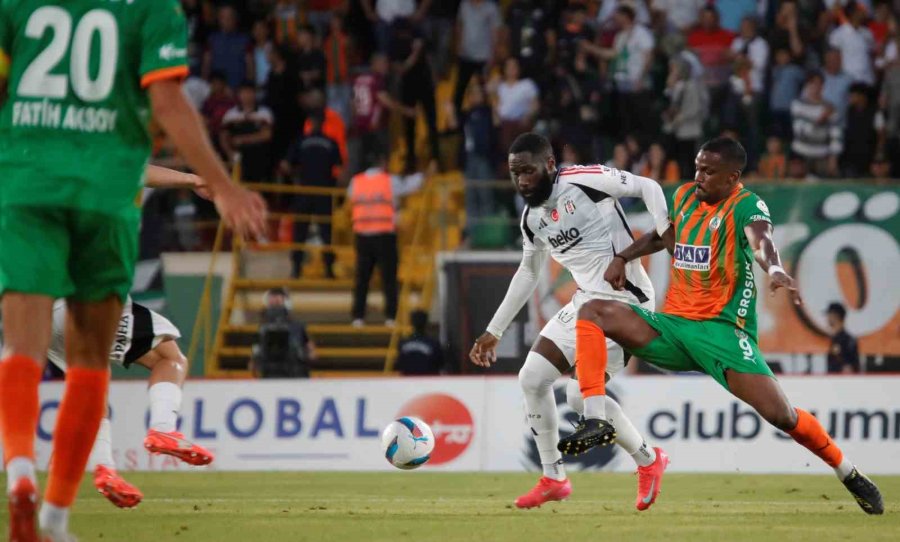 Trendyol Süper Lig: Alanyaspor: 1 - Beşiktaş:0 (ilk Yarı)