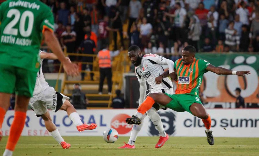 Trendyol Süper Lig: Alanyaspor: 1 - Beşiktaş:0 (ilk Yarı)