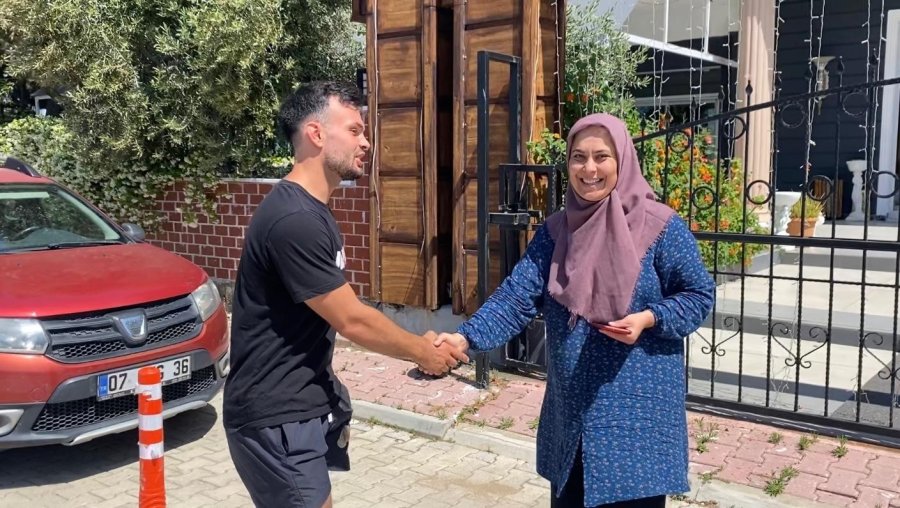 Yıllar Önce Kaybettiği Telefonu Geri Gelmeyen Turist, Bulduğu Telefona Sahibine Teslim Etti