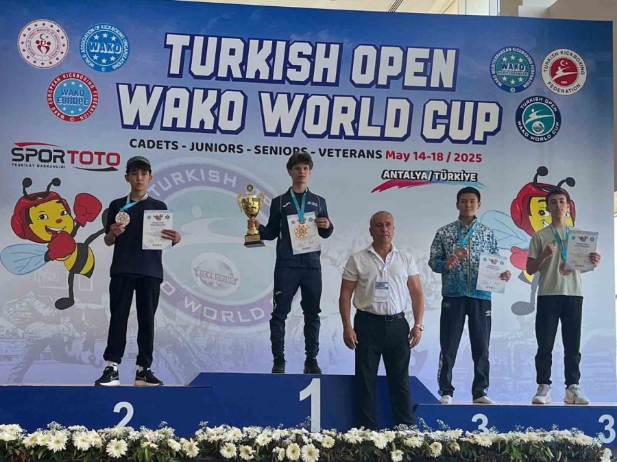 Kemer’in Kick Boks Sporcuları Dünya Şampiyonasından Dört Madalyayla Döndü