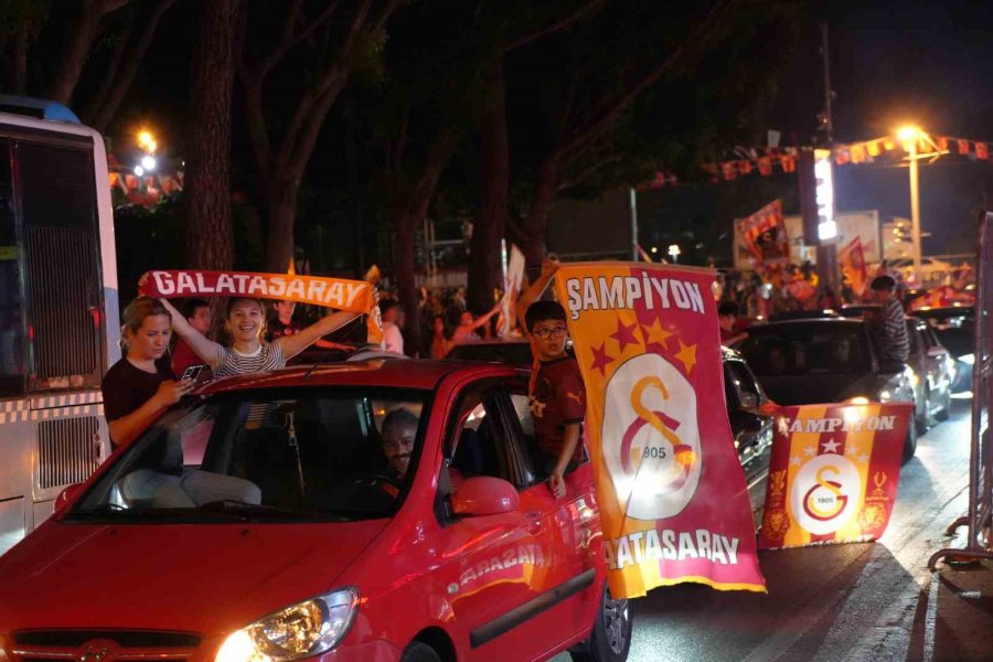 Galatasaray Şampiyon Oldu, Antalya Sokaklara Döküldü