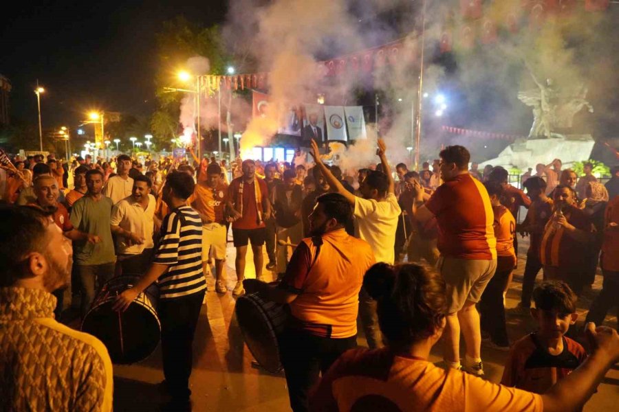 Galatasaray Şampiyon Oldu, Antalya Sokaklara Döküldü