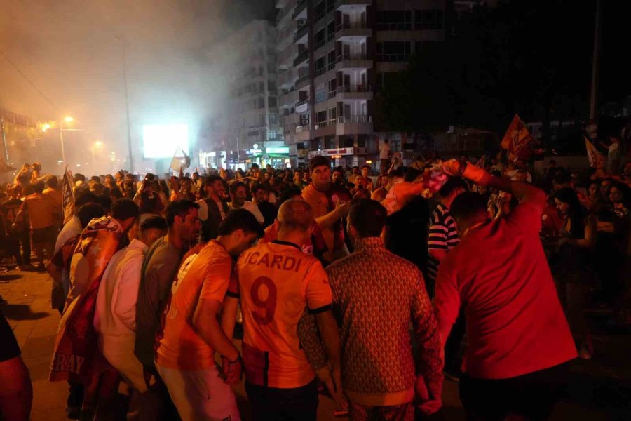 Galatasaray Şampiyon Oldu, Antalya Sokaklara Döküldü