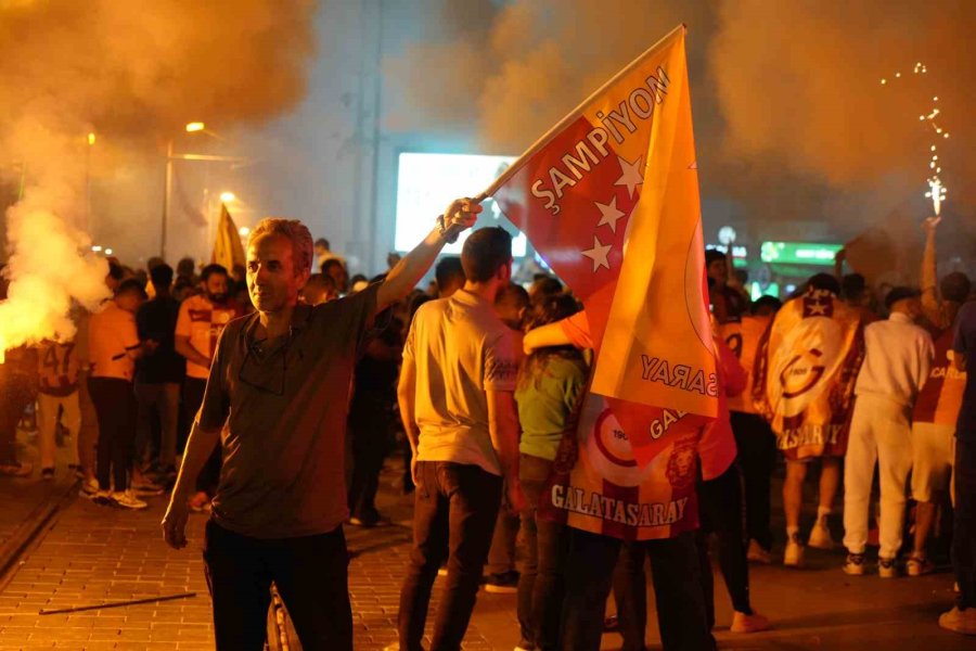 Galatasaray Şampiyon Oldu, Antalya Sokaklara Döküldü