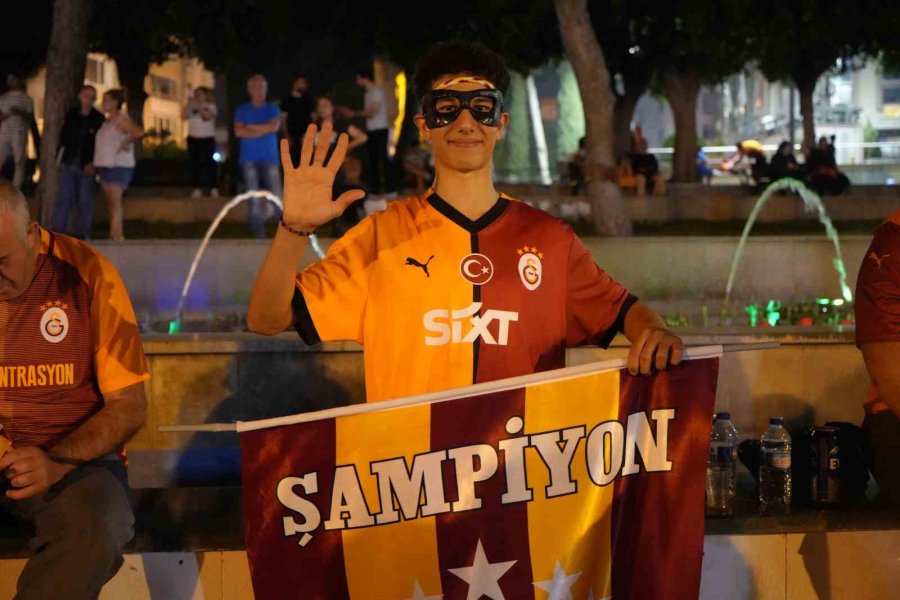 Galatasaray Şampiyon Oldu, Antalya Sokaklara Döküldü