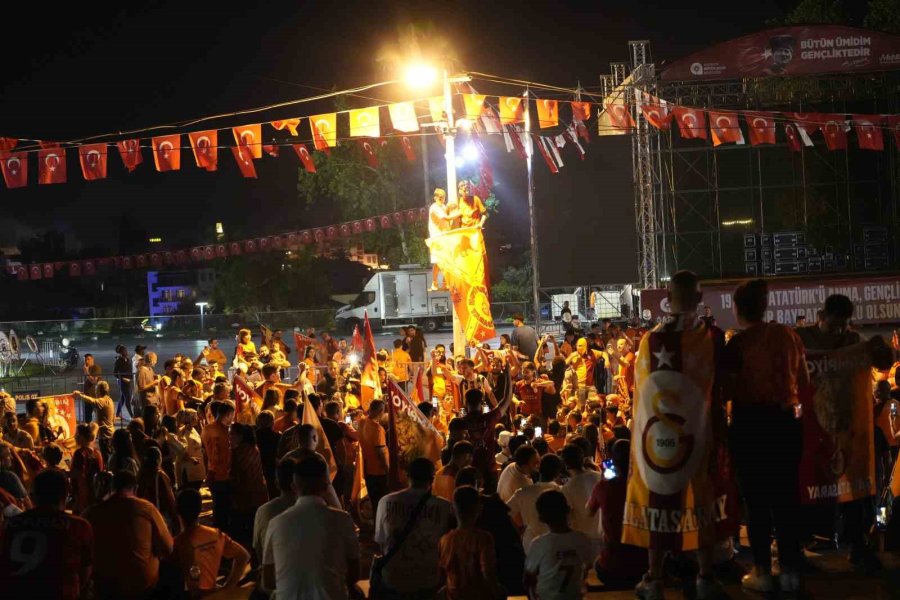 Galatasaray Şampiyon Oldu, Antalya Sokaklara Döküldü
