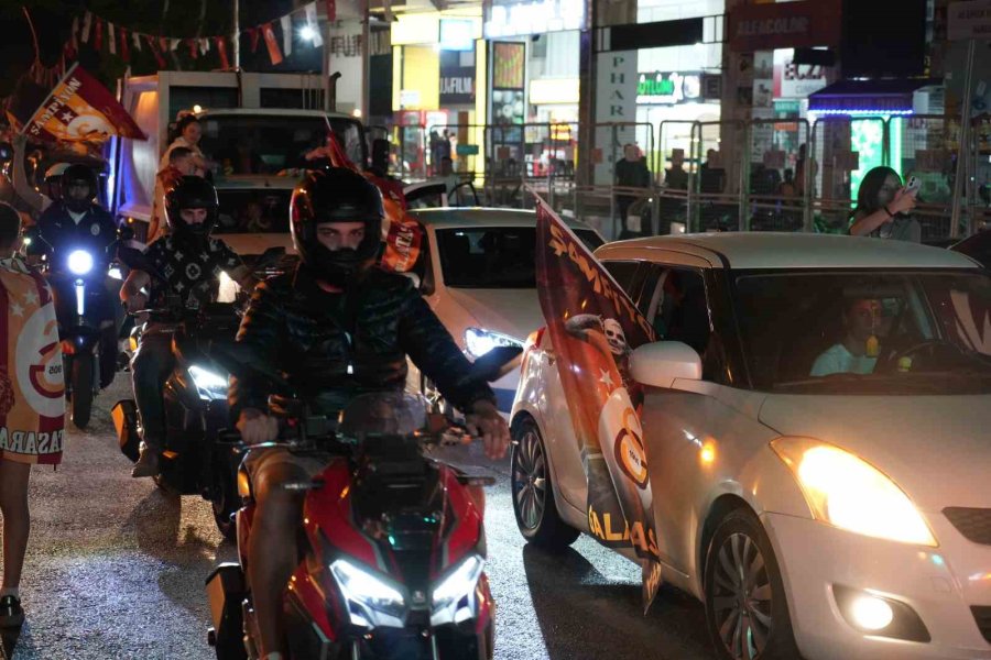 Galatasaray Şampiyon Oldu, Antalya Sokaklara Döküldü