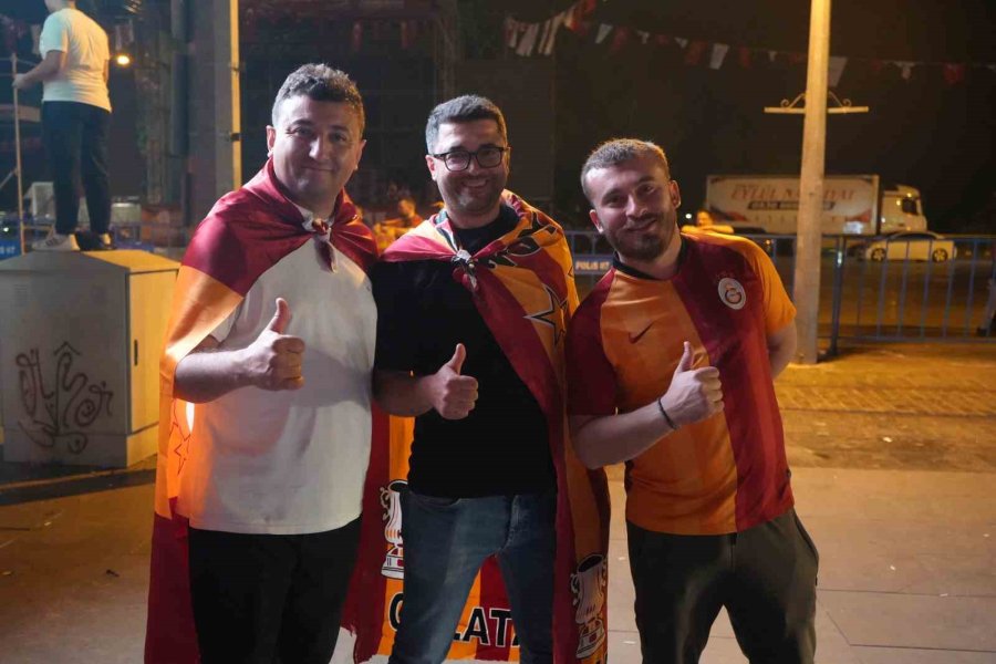 Galatasaray Şampiyon Oldu, Antalya Sokaklara Döküldü