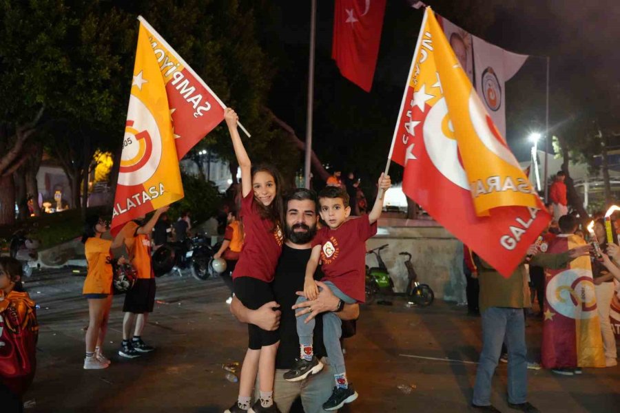 Galatasaray Şampiyon Oldu, Antalya Sokaklara Döküldü