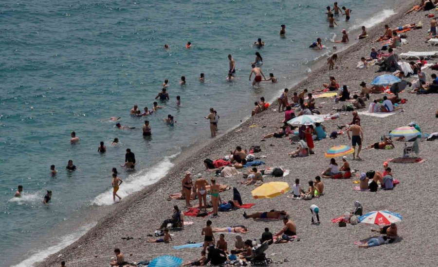 Bir Günlük Tatili Fırsat Bilen Antalyalılar Konyaaltı Sahili’ni Doldurdu