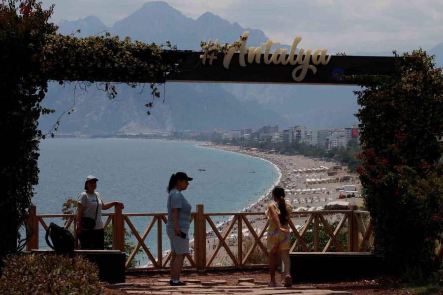 Bir Günlük Tatili Fırsat Bilen Antalyalılar Konyaaltı Sahili’ni Doldurdu