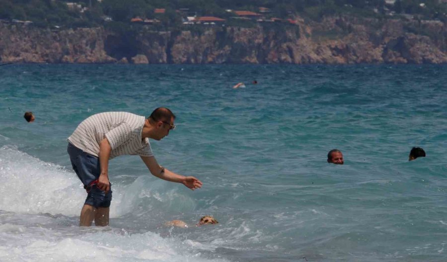 Bir Günlük Tatili Fırsat Bilen Antalyalılar Konyaaltı Sahili’ni Doldurdu