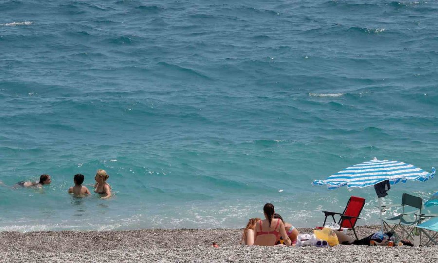 Bir Günlük Tatili Fırsat Bilen Antalyalılar Konyaaltı Sahili’ni Doldurdu