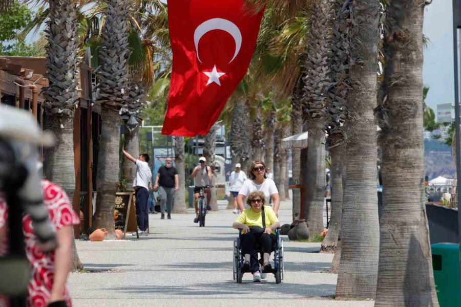 Bir Günlük Tatili Fırsat Bilen Antalyalılar Konyaaltı Sahili’ni Doldurdu