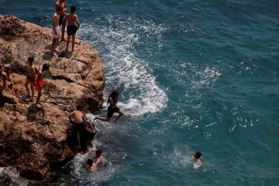Bir Günlük Tatili Fırsat Bilen Antalyalılar Konyaaltı Sahili’ni Doldurdu