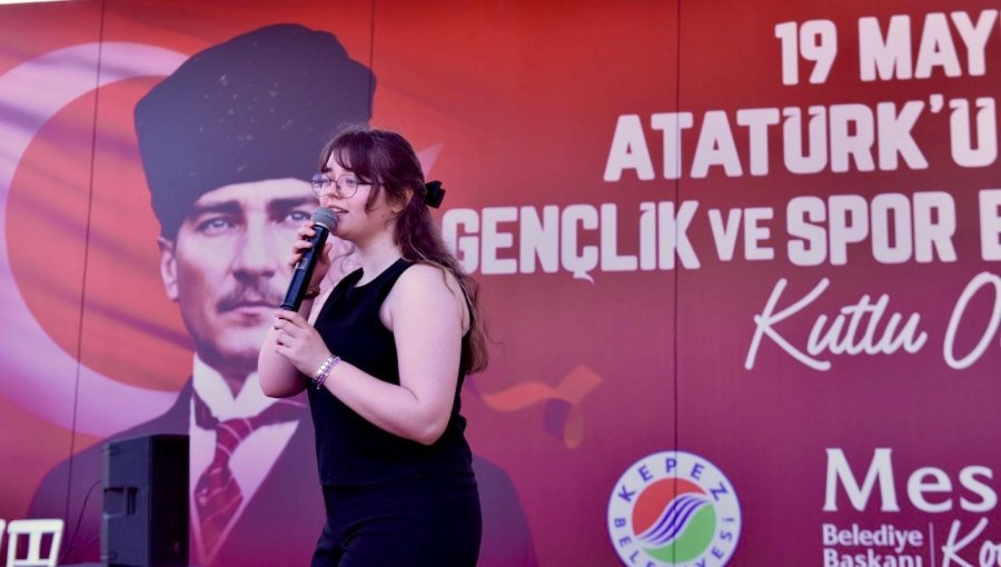 Kepez Belediyesi, "sahne Senin" Etkinliğiyle Gençlere Fırsat Verdi