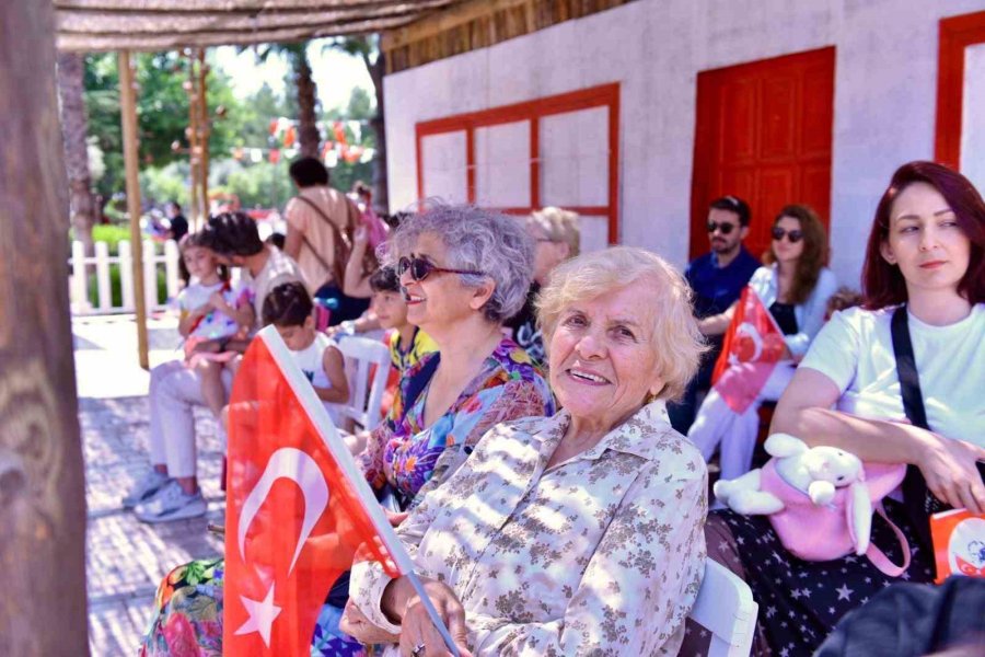 Kepez Belediyesi, "sahne Senin" Etkinliğiyle Gençlere Fırsat Verdi