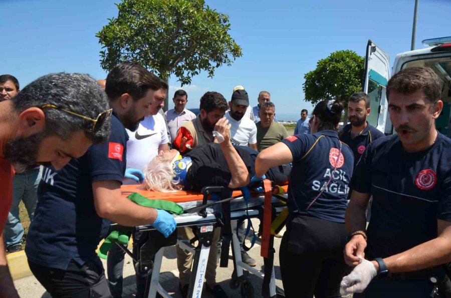 Antalya’da İş Makinesi İle Çarpışan Otomobildeki Sürücü Ve Eşi Yaralandı