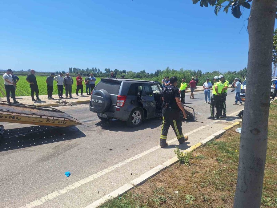 Antalya’da İş Makinesi İle Çarpışan Otomobildeki Sürücü Ve Eşi Yaralandı