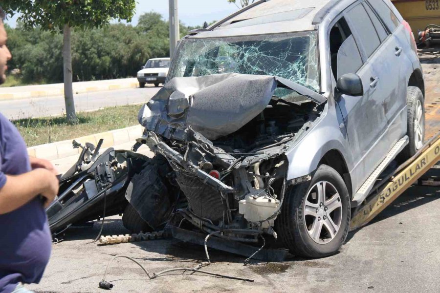 Antalya’da İş Makinesi İle Çarpışan Otomobildeki Sürücü Ve Eşi Yaralandı