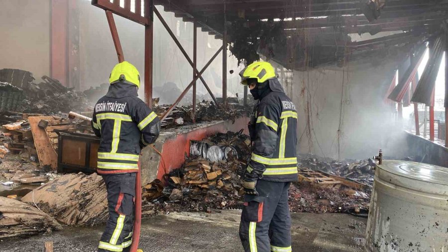 Mersin’deki Fabrika Yangını Kontrol Altına Alındı