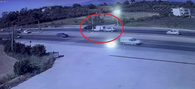 Manavgat’ta Kırmızı Işıkta Otomobil İle Kamyonet Çarpıştı: 3 Yaralı